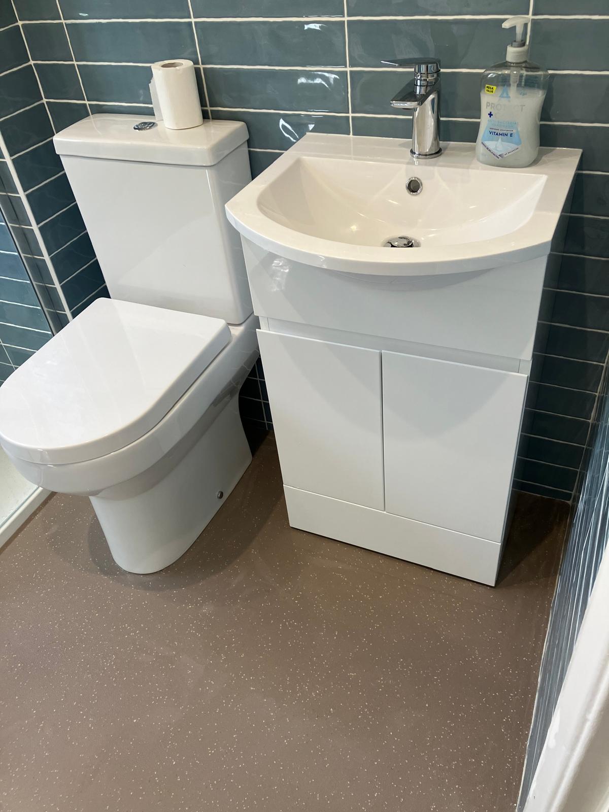 Low level shower room near Northampton – Altro safety flooring (4)