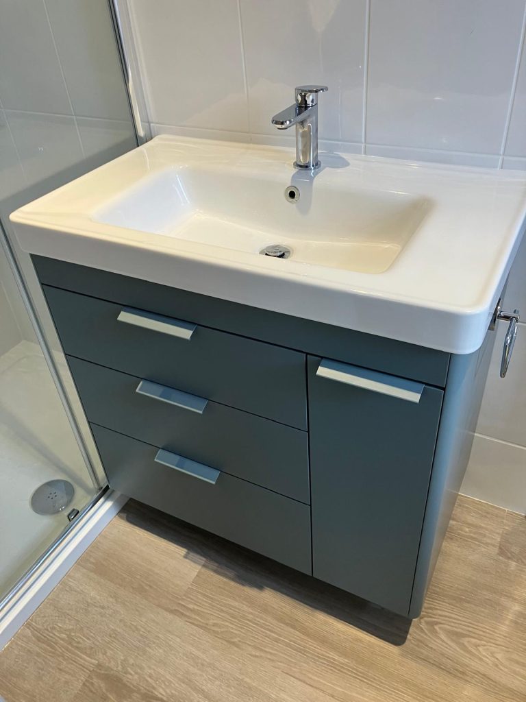 Narrow en suite with Roper Rhodes furniture in Bedford (2)